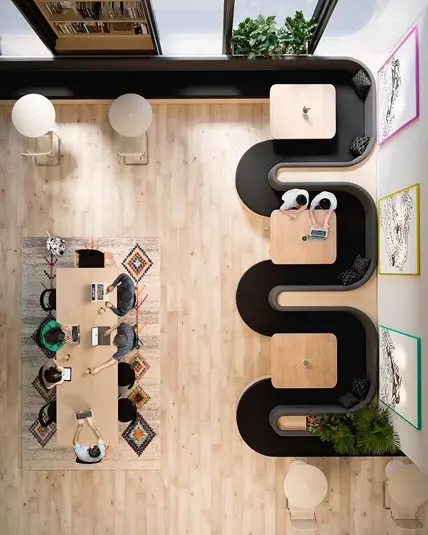 Vue du dessus d'un espace de coworking avec des tables et des fauteuils en spirale.