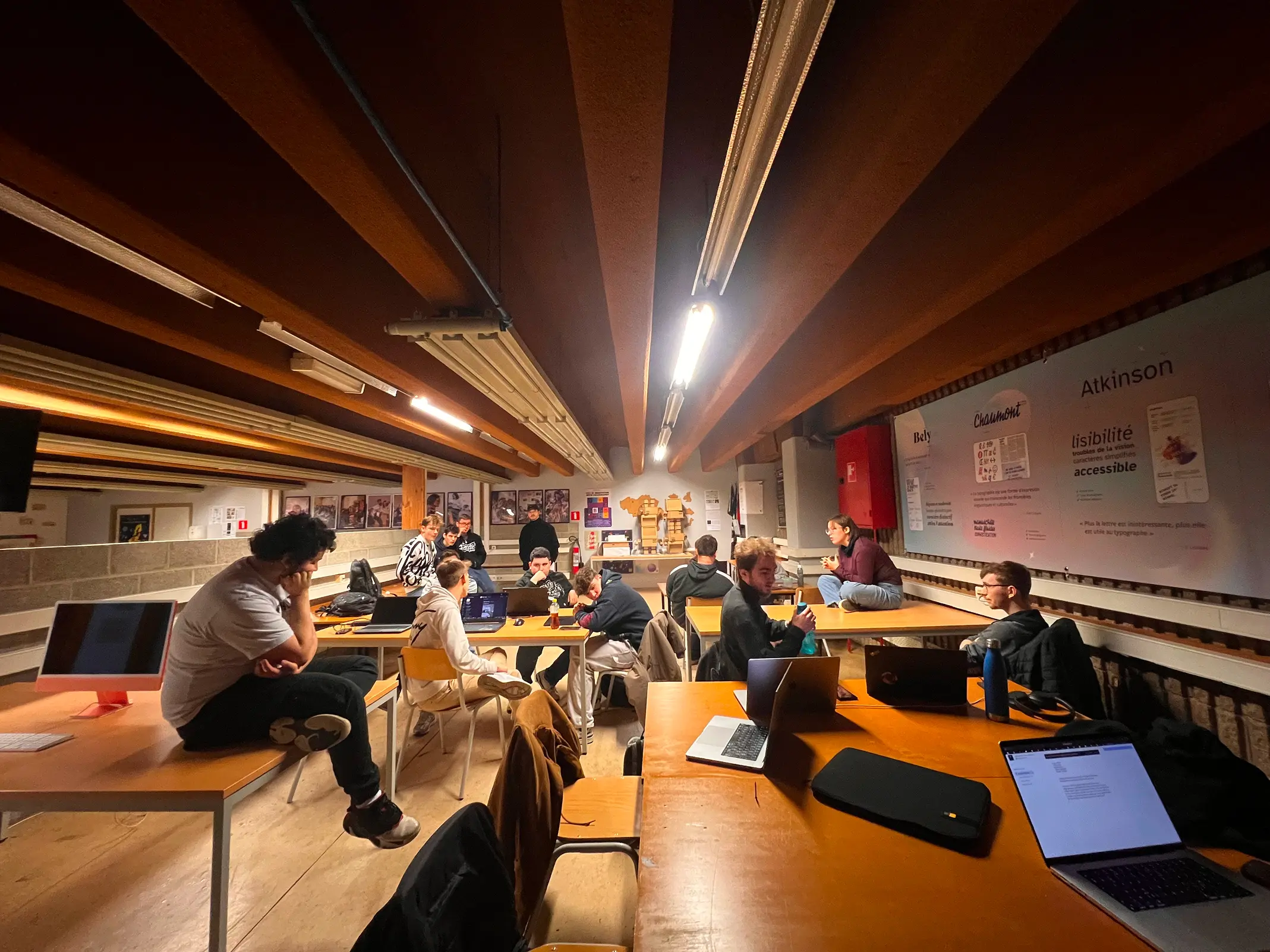 Image d'un groupe de personnes sur plusieurs tables en train de discuter.