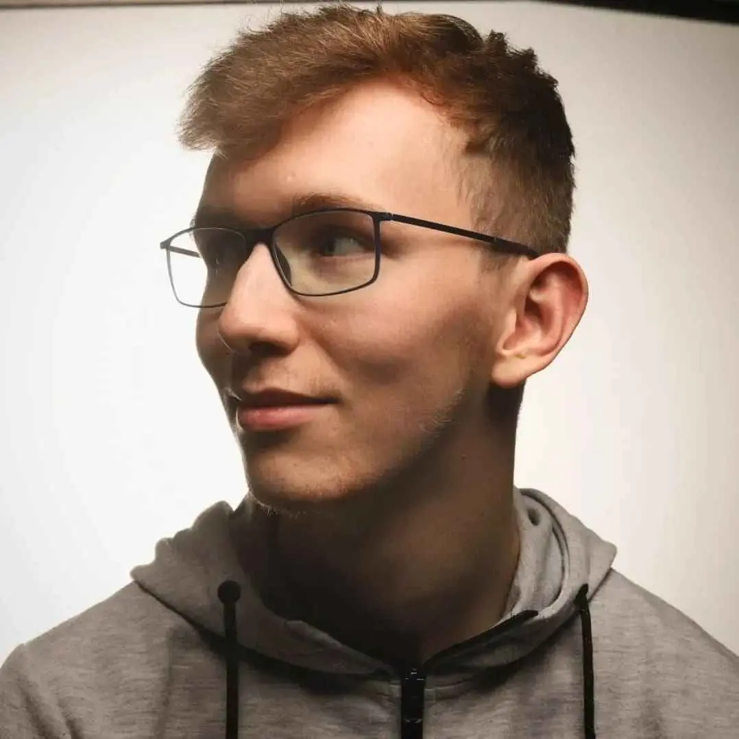 Photo de Lucas vu de côté