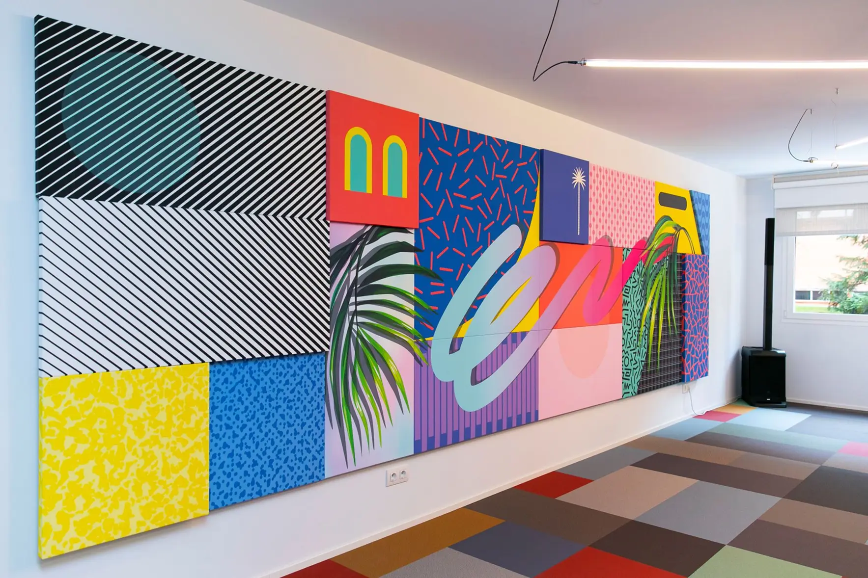 Image d'un mur avec plusieurs mousses acoustiques colorées.